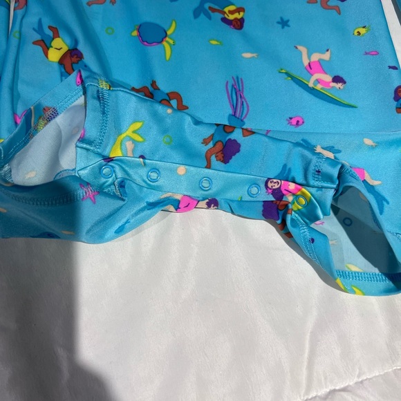 ⭐️bundle 3/$6
Cat & Jack Blue One Piece Rashguard with Colorful Aquatic Print - Picture 4 of 4